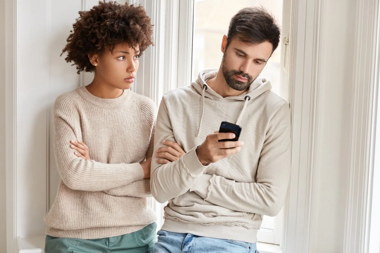 relationship-partner-phubbing